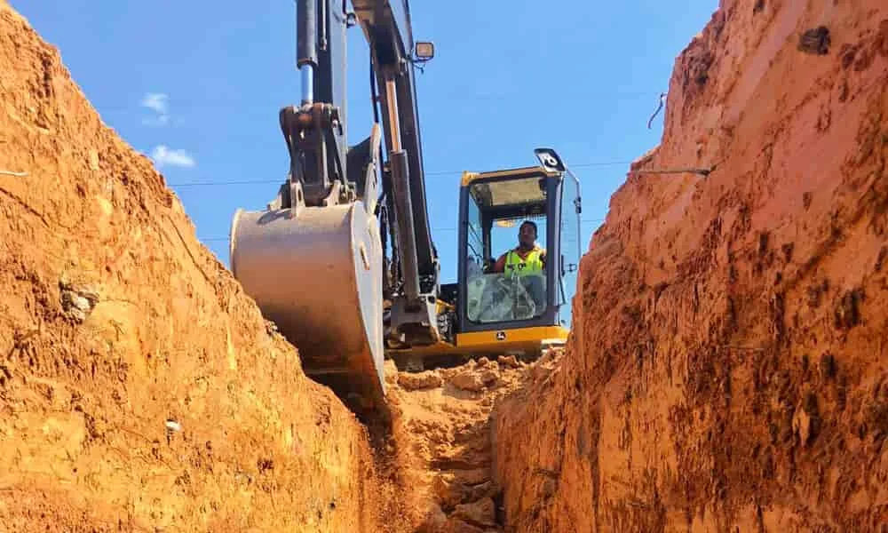Jades Pipeline excavator on an underground utility job